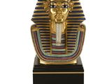 un masque de pharaon égyptien sur un socle noir rehaussé de touches dorées