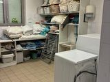 un lave-linge et un sèche-linge dans une petite pièce