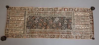 un gros plan d'un tapis accroché au mur, sur fond blanc