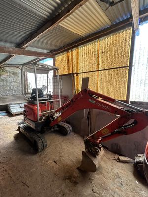 une pelleteuse rouge garée dans un garage
