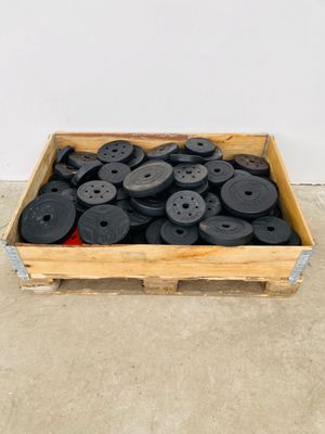 une boîte en bois remplie d'une multitude de boutons en plastique noir