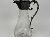 un pichet ancien en verre plaqué argent sur fond blanc