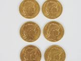 six souverains d'or britanniques sur fond blanc