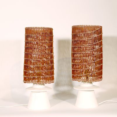 deux lampes posées sur une table blanche