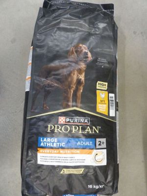 un sac de croquettes ProPlan à côté d'un sac de croquettes