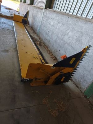 une machine jaune posée sur le sol