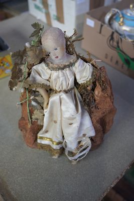 Enfant Jésus en cire et matière composite