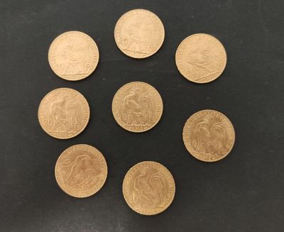 un tas de pièces d'or posé sur une table