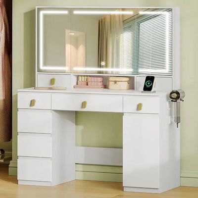 une coiffeuse blanche avec un miroir et des tiroirs