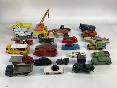 un grand nombre de petites voitures et de camions sur une surface blanche