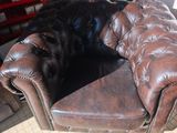 un fauteuil en cuir marron qui se trouve dans une pièce