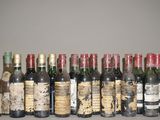 plusieurs bouteilles de vin sont alignées sur une table