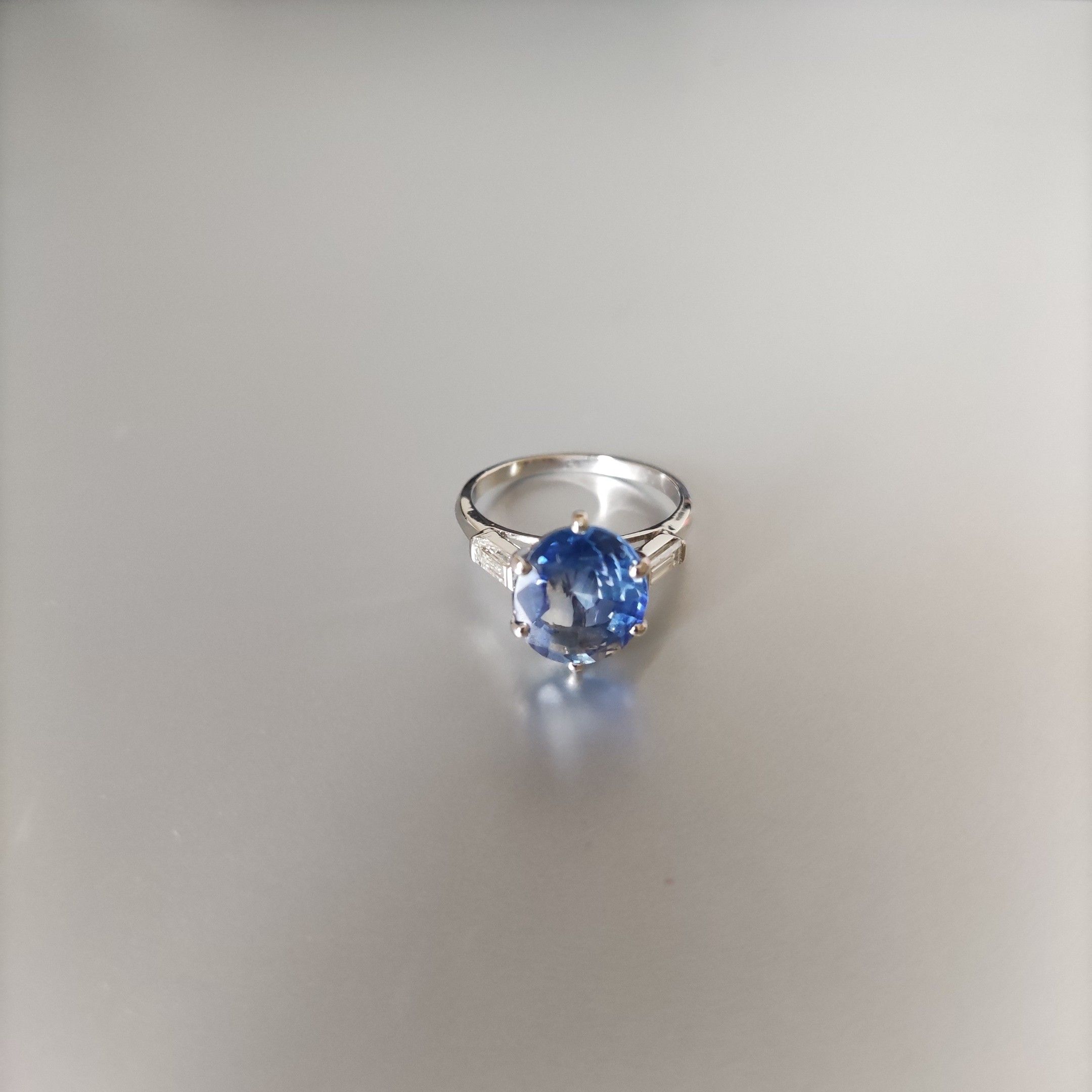 Bague en or blanc 18K avec saphir et diamants baguette - Élégance intemporelle