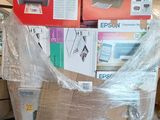 deux cartons d'imprimantes Canon empilés l'un sur l'autre