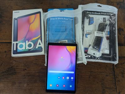 TABLETTE SAMSUNG Tab A SM T510 avec coffret et 2 coques pour tablettes - Photo 1