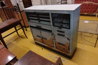 une armoire surmontée d'une série de tiroirs