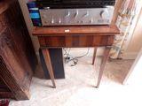 une petite table sur laquelle est posée une chaîne hi-fi