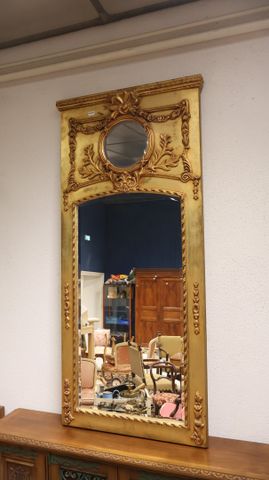 Miroir trumeau de style Louis XVI doré et sculpté de guirlande en...