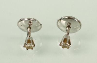 deux paires de boucles d'oreilles argentées et dorées sur un fond blanc