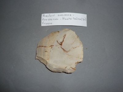 un morceau de roche sur lequel sont gravés des caractères