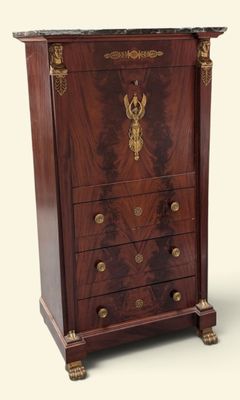 une commode sur laquelle est posée une horloge