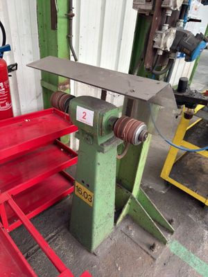 a picture of a machine that is sitting in a garage
