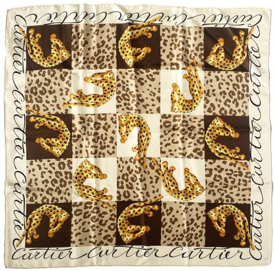un foulard carré orné de léopards sur un fond à carreaux