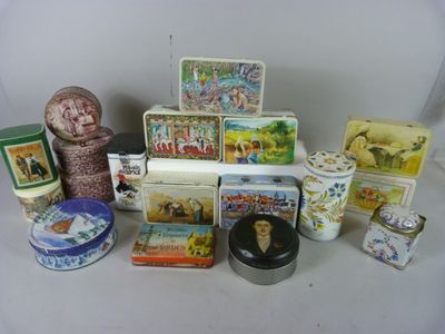 beaucoup de boîtes et de récipients sur la table