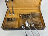 un coffret contenant des couverts, notamment des cuillères