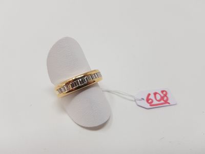 Demi-alliance en or jaune 750e ornée en serti-clos d'une dem…