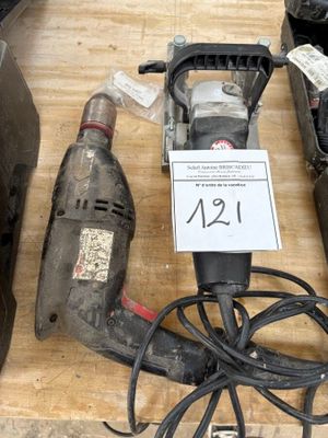 un grand nombre d'outils posés sur une table