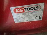 une image représentant une boîte à outils rouge sur laquelle est collé un autocollant
