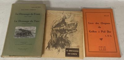 trois livres posés sur une table l'un à côté de l'autre