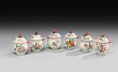 six pièces d'un service à thé en porcelaine, composé de théières et de tasses ornées de fleurs
