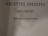 un livre posé sur une table