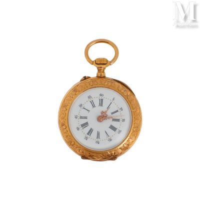 une montre de poche en or avec des chiffres romains sur le cadran
