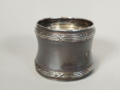 un rond de serviette ancien en argent, orné d'un motif décoratif