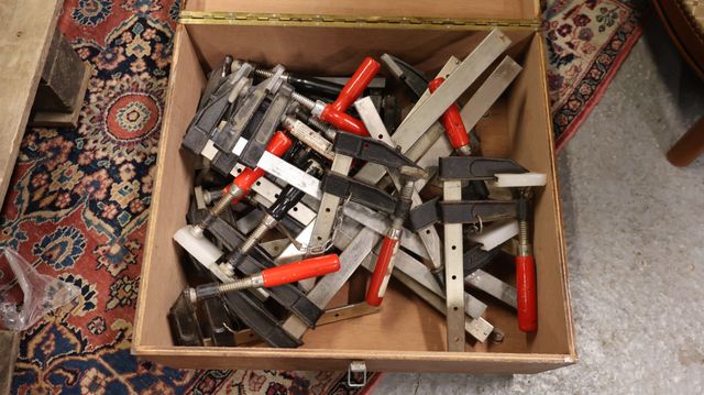 Important lot de serre-joints en caisse. 