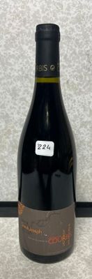 une bouteille de vin posée sur un comptoir