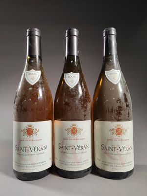 trois bouteilles de vin posées sur une table l'une à côté de l'autre