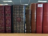 de nombreux livres qui se trouvent sur une étagère de la bibliothèque