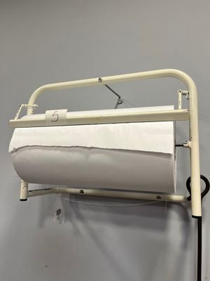 un rouleau de papier toilette accroché au mur