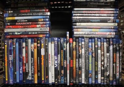 plusieurs dvd empilés sur une étagère