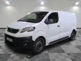 la camionnette blanche est garée sur le sol en damier d'une pièce