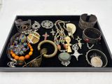 un plateau sur lequel sont disposés de nombreux bijoux