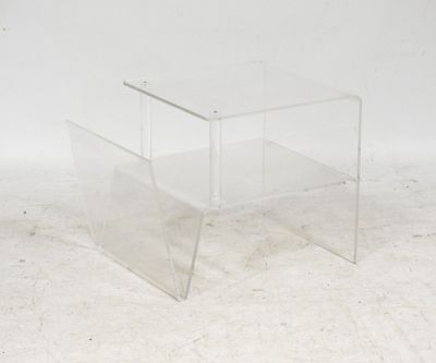 Table d'appoint en acrylique transparent avec étagère, en vente sur 1stdibs