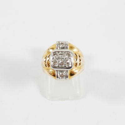 une image d'une bague en or et en diamant sur une surface blanche