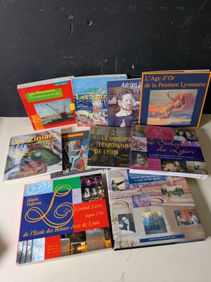 beaucoup de livres sur la table