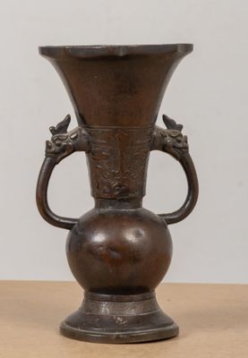 JAPON. Vase à deux anses en bronze à patine brune.