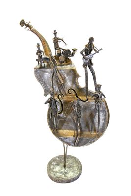 sculpture représentant des instruments de musique posés sur un socle, sur fond blanc